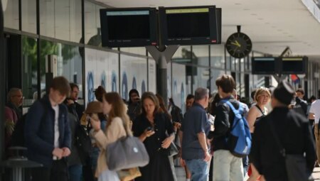 Cannes merasimine saatler kala Fransa karanlığa gömüldü