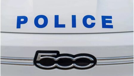 Yunanistan’daki polis otomobillerini görenler inanamadı! Elektrikli ve 3 kapılı…