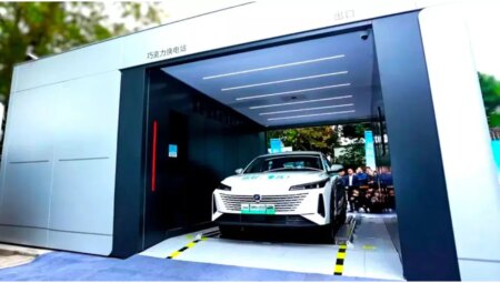 Elektrikli arabalarda yeni çağ: 100 saniyede batarya değiştirme!