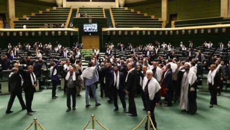 İran Meclisi’nde “Amerika’ya vefat, İsrail’e ölüm” sloganları