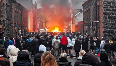 Kuzey İrlanda’da göçmen aksisi protesto: Polisler yaralandı, konutlar ateşe verildi