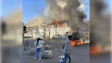 Afrika ülkesinde protestocular bakanlık ofisini yaktı