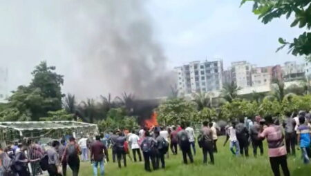 Bangladeş’te savaş uçağı üniversite yerleşkesine düştü!