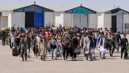 İran Afgan göçmenleri topluca hudut dışı ediyor