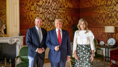 NATO Tepesi’nde tartışma yaratan imgeler: Kraliçe, Trump’ı taklit mi etti?