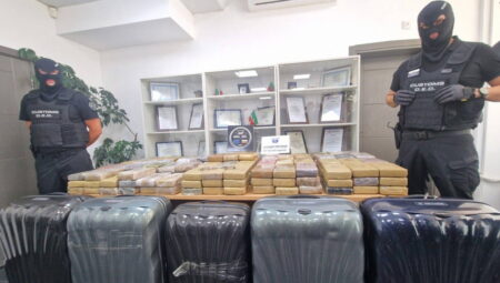 Türkiye’ye girmek üzereydi: Bulgaristan gümrüğünde ‘diplomatik plakalı’ cipte 205 kilo kokain ele geçirildi