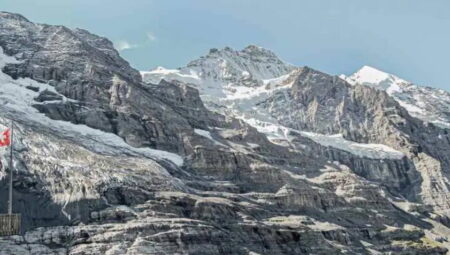 Alp Dağları’nda çığ felaketi: 5 kayakçı can verdi