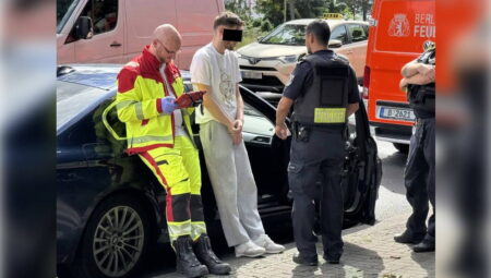 Berlin’de müthiş anlar: Araç çocuk kümesinin ortasına daldı
