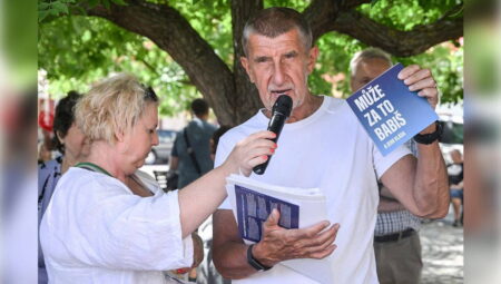 Eski Çekya Başbakanı Babis’e miting sırasında akın