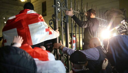 Gürcistan’da seçim krizi: Halk sokakta, polis gazla cevap verdi