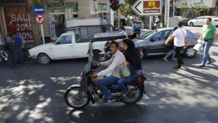 İran’da bayanlara motosiklet müsaadesi gündemde