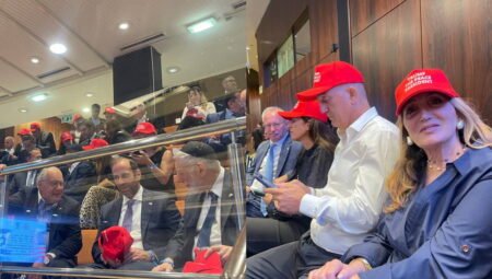 ‘Kırmızı şapkalılar’ parlamentoya girdi: Trump, Knesset’te hangi bildirileri verecek?
