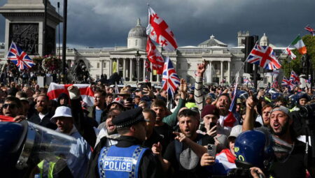 Londra sokakları karıştı: Robinson taraftarlarıyla polis ortasında arbede