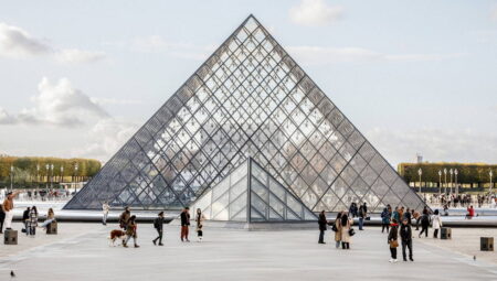 Louvre Müzesi, mücevher soygununun akabinde tekrar açıldı