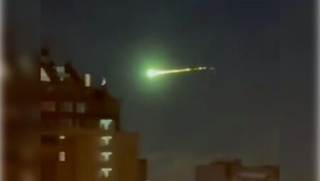Moskova’da gökyüzü yeşile büründü: Meteor anı kamerada