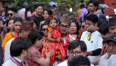 Nepal’de kutsal merasim: 2 yaşındaki kız çocuğu ‘tanrıça’ ilan edildi