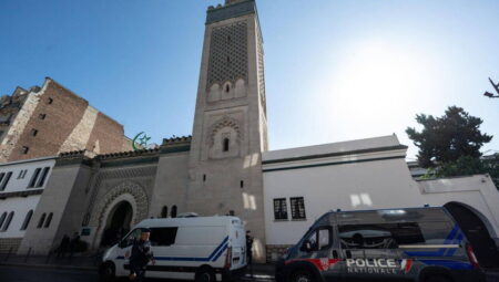 Paris sokaklarında İslamofobi: Mescitlerin önüne domuz başı bırakıldı