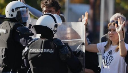 Sırbistan’da protestolar büyüyor: Hükümet karşıları ile Vucic yanlıları çatıştı