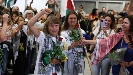 Thunberg’in de ortalarında olduğu Sumud Filosu aktivistleri Yunanistan’a ulaştı