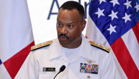 Venezuela tansiyonu Pentagon’u sarstı:  Latin Amerika kumandanı istifa etti